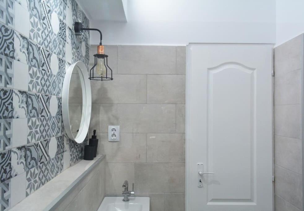 2 Bdr / Cozy Ap Near Old Town Apartment บูคาเรสต์ ภายนอก รูปภาพ